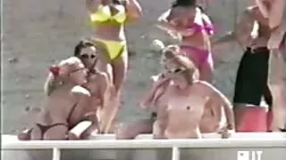 A índia peituda vai  ...