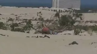 Loira de cabelo enca ...