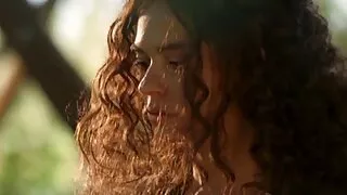 Linda garota agrada  ...