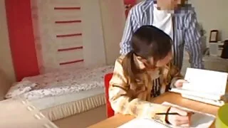 Menina asiática magr ...